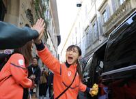 　出迎えた人たちと笑顔でタッチを交わす坂本花織（撮影・吉澤敬太）