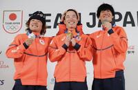 　木村葵来（中央）の頭を撫でる長谷川帝勝（左）と木俣椋真（撮影・吉澤敬太）