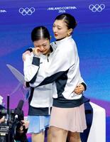 女子フリーの演技を終え、千葉百音（左）を抱き締める坂本花織＝ミラノ（共同）