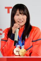 　金と銅のメダルを胸に記者会見するスノーボード女子の村瀬心椛（共同）
