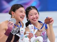 笑顔でメダルを掲げる銀メダルの坂本花織㊧と銅メダルの中井亜美