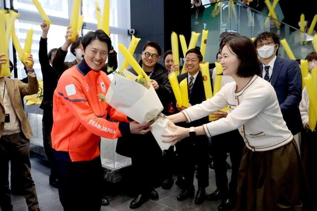 　サンテレビ社員らに出迎えられ、花束を受け取る藤木豪心（撮影・中野裕美子）