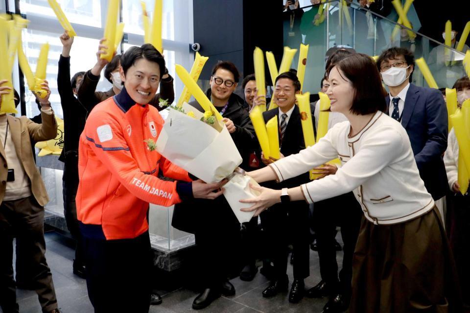 　サンテレビ社員らに出迎えられ、花束を受け取る藤木豪心（撮影・中野裕美子）