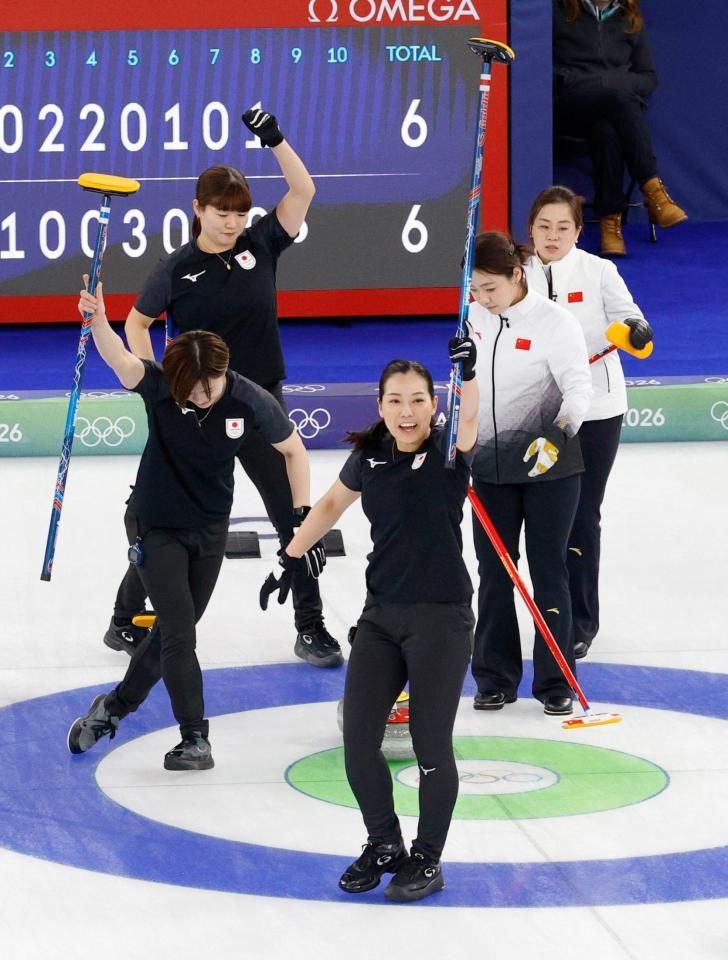 日本－中国　第９エンド、吉村のショットが決まり、喜ぶ近江谷（手前）ら＝コルティナダンペッツォ（共同）