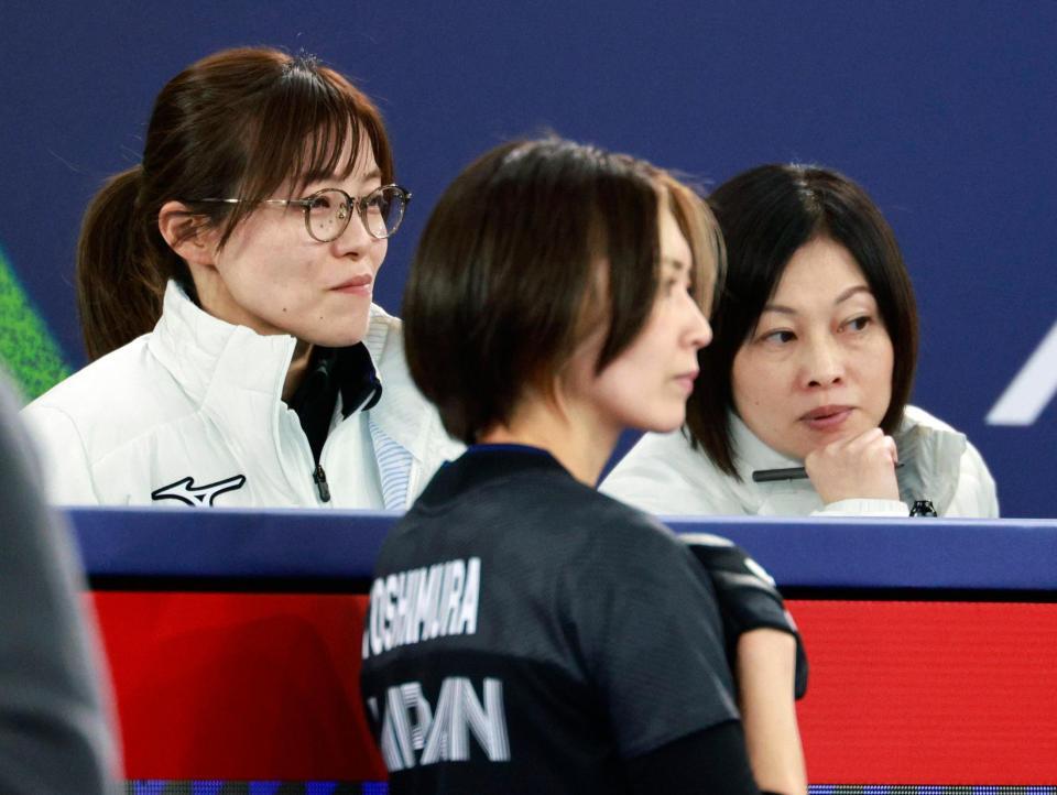 日本－中国　第９エンド、吉村（手前）と話をする小笠原監督（左）と船山コーチ＝コルティナダンペッツォ（共同）