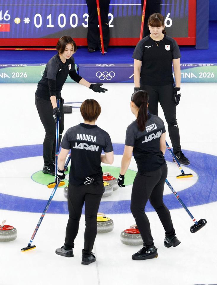 日本－中国　第８エンド、タイムアウトで作戦を練る吉村（左上）ら＝コルティナダンペッツォ（共同）