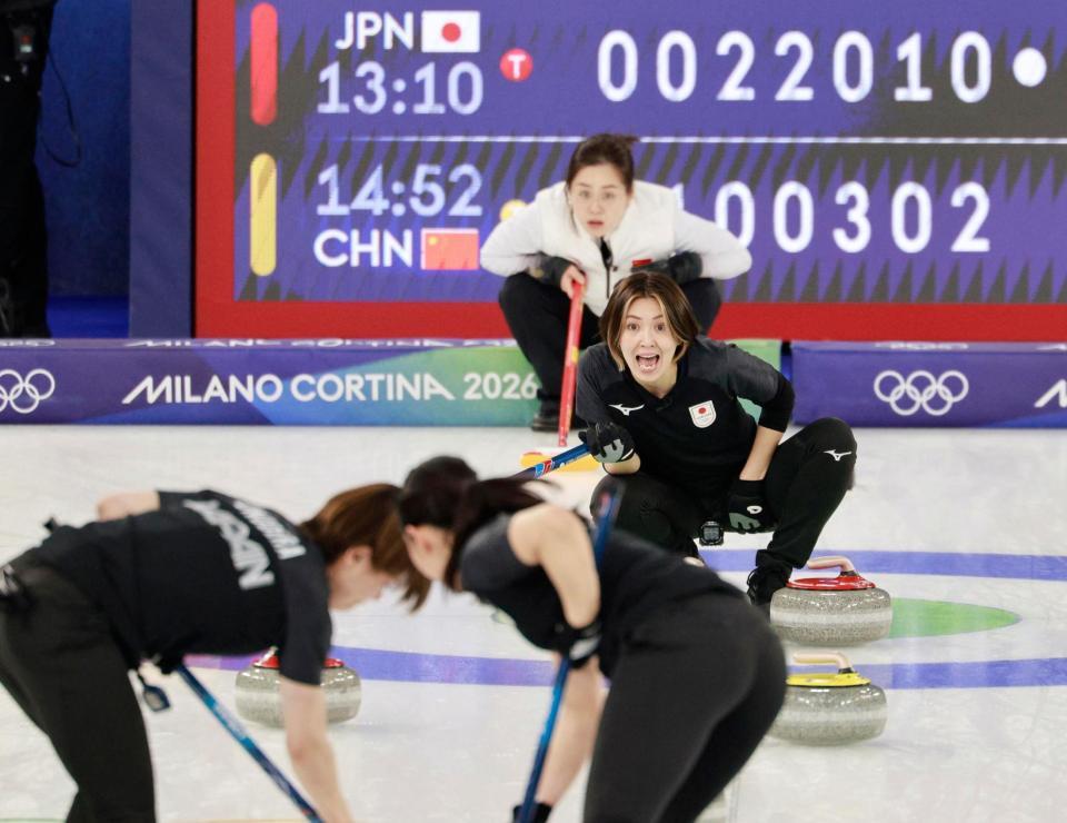 日本－中国　第８エンド、指示を出す吉村＝コルティナダンペッツォ（共同）