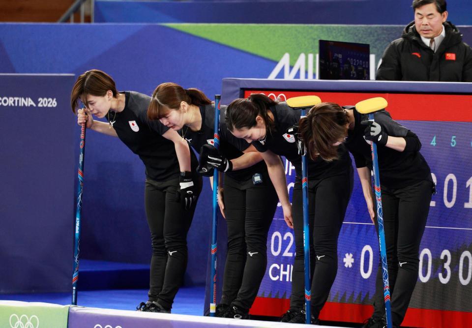 １次リーグ最終戦で中国に勝利し一礼する（右から）吉村、近江谷、小谷、小野寺＝コルティナダンペッツォ（共同）