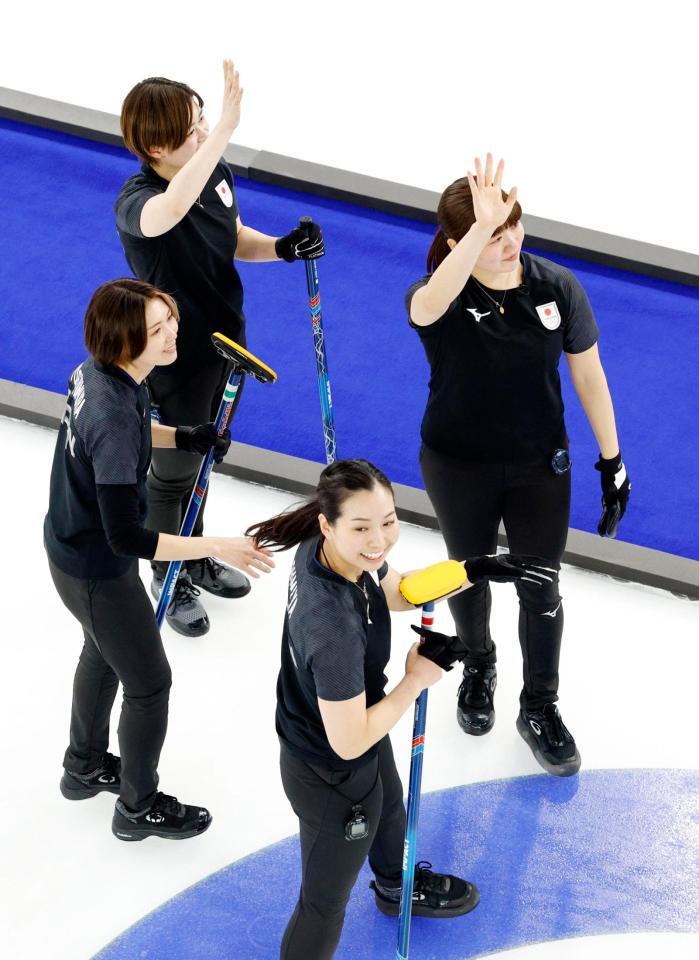 １次リーグ最終戦で中国に勝利し、喜ぶ（右から時計回りに）小谷、近江谷、吉村、小野寺＝コルティナダンペッツォ（共同）