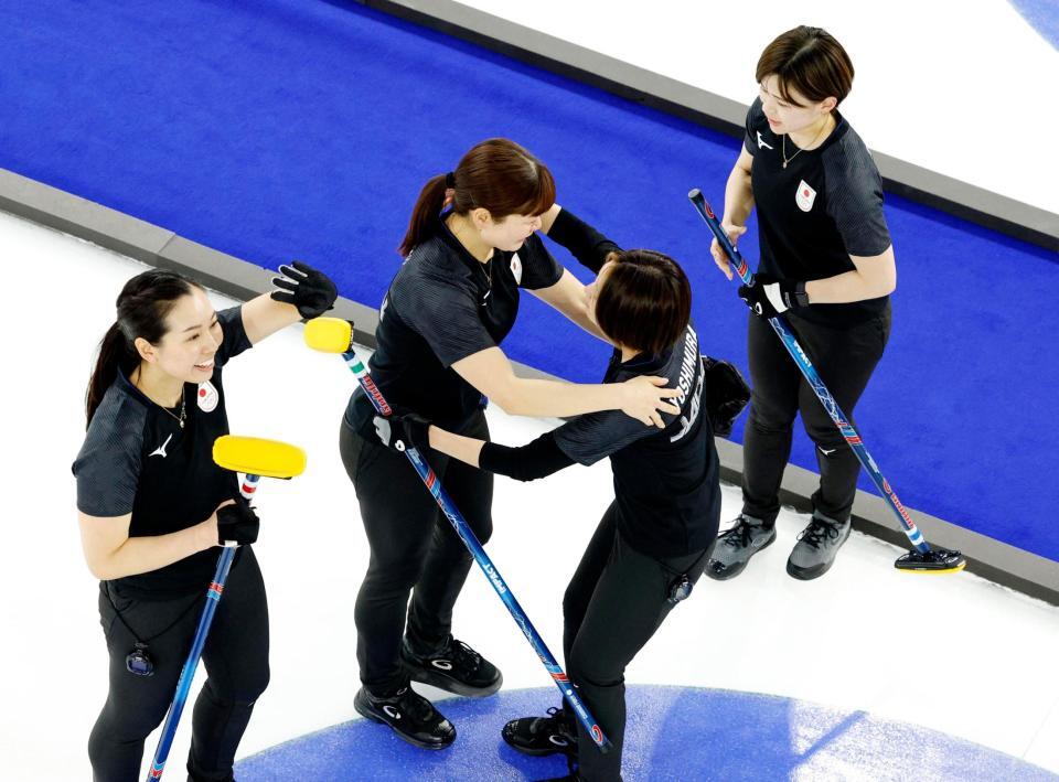 １次リーグ最終戦で中国に勝利し、喜ぶ（左から）近江谷、小谷、吉村、小野寺＝コルティナダンペッツォ（共同）