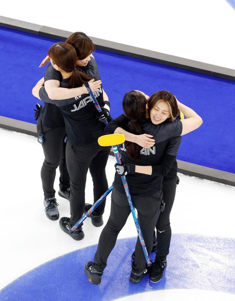 １次リーグ最終戦の中国に勝利し、喜ぶ吉村（右端）ら＝コルティナダンペッツォ（共同）