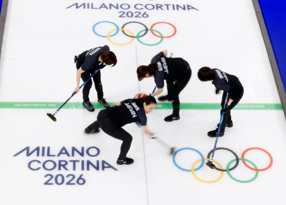 日本－中国　第９エンド、スイープする近江谷（左下）＝コルティナダンペッツォ（共同）