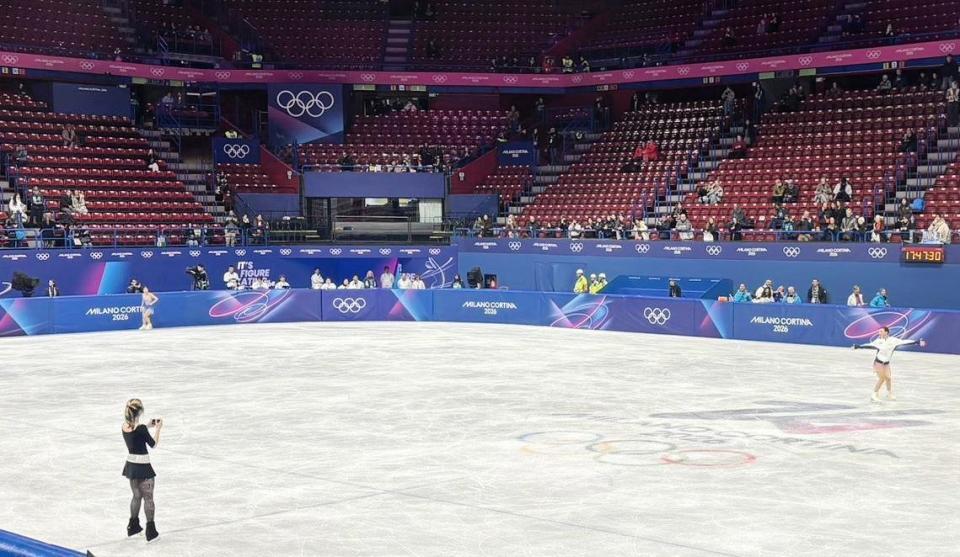 リュウ（手前）が写真撮影中にポーズをとって入り込む坂本花織