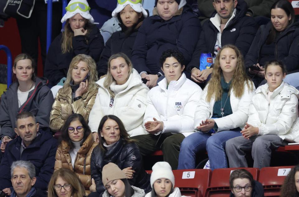 観戦するネーサン・チェン（右から３人目）＝ミラノ・アイススケートアリーナ（撮影・吉澤敬太）