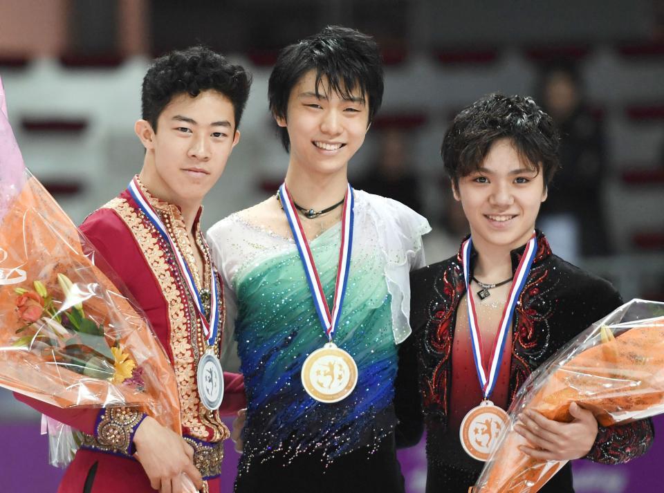 　２０１７年、ＧＰファイナル男子で４連覇を達成し、笑顔の羽生結弦（中央）。左は２位のネーサン・チェン、右は３位の宇野昌磨＝マルセイユ（共同）