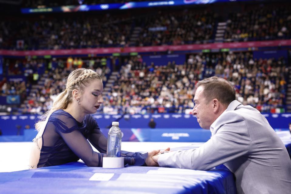 女子フリーの演技に臨むアンバー・グレン（左）＝ミラノ（共同）