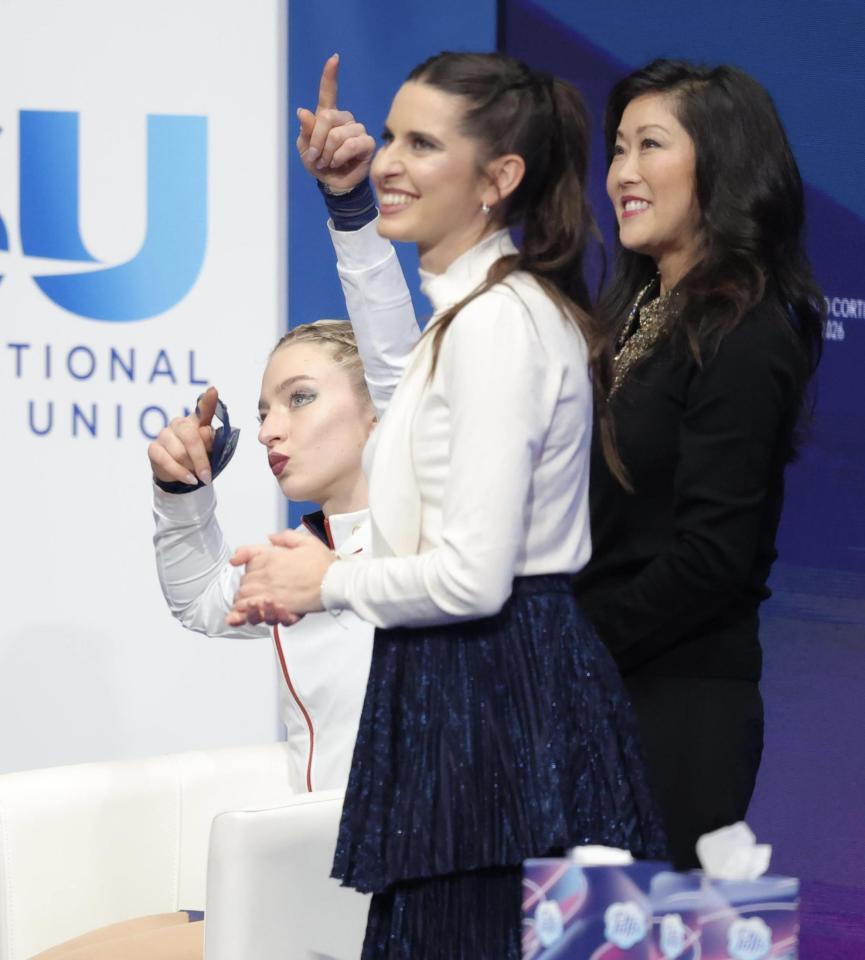 クリスティー・ヤマグチ（右）と盛り上がる米国のアンバー・グレン＝ミラノ・アイススケートアリーナ（撮影・吉澤敬太）