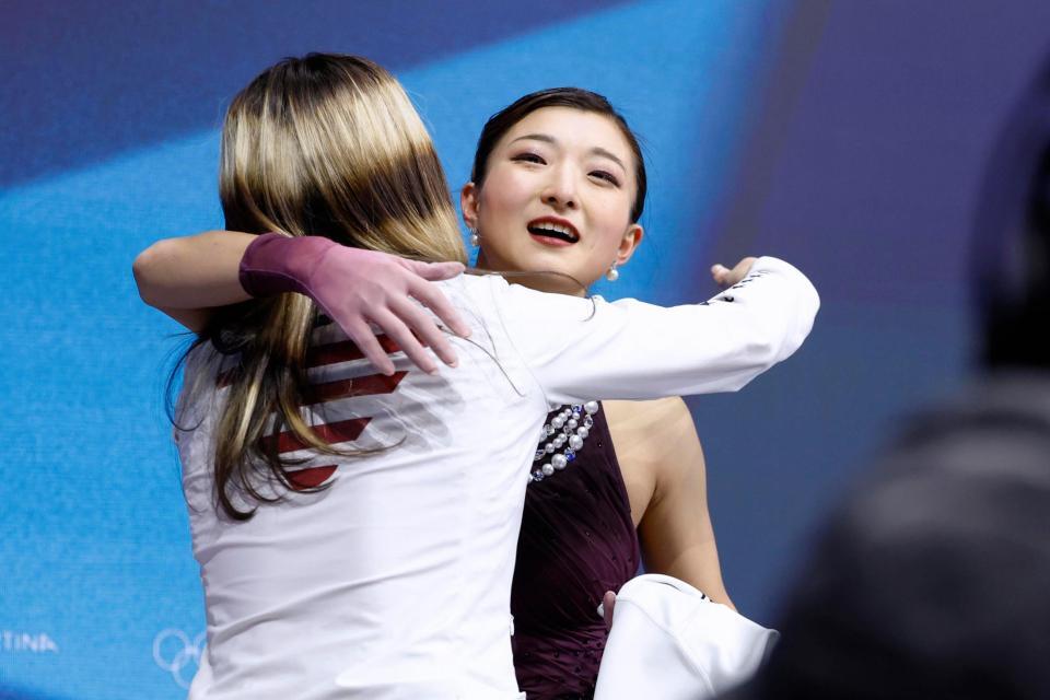 女子フリーの演技を終え、アリサ・リュウ（左）と抱き合う坂本花織＝ミラノ（共同）