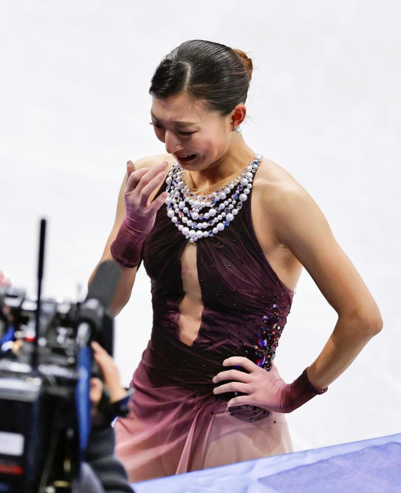 女子フリーの演技を終え、目頭を押さえてリンクを後にする坂本花織＝ミラノ（共同）