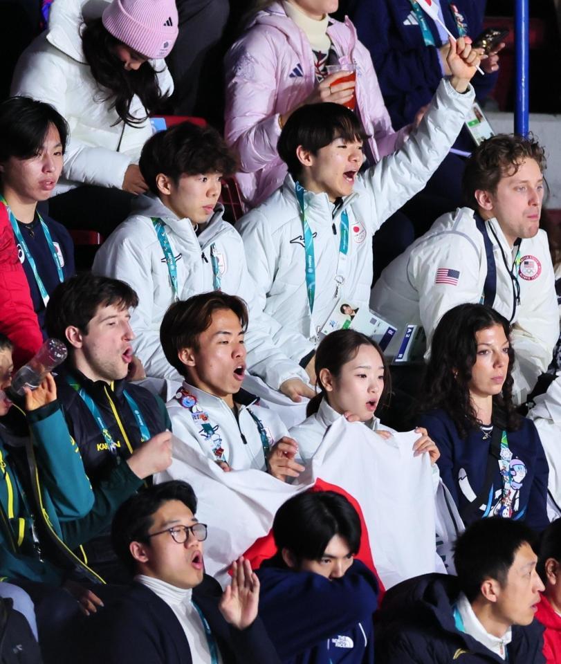 女子フリー　選手を応援する長岡柚奈、森口澄士組（中央下）、鍵山優真（同右）、佐藤駿（同左）、三浦佳生（左端）ら