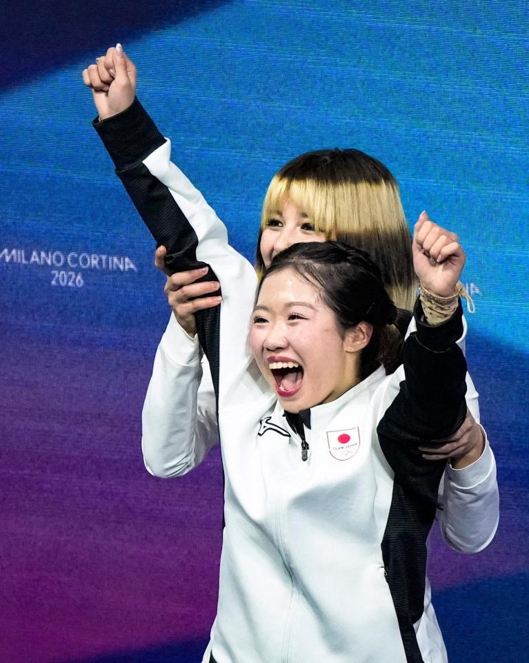 女子で銅メダルを獲得し喜ぶ中井亜美。後ろはアリサ・リュウ＝ミラノ（共同）