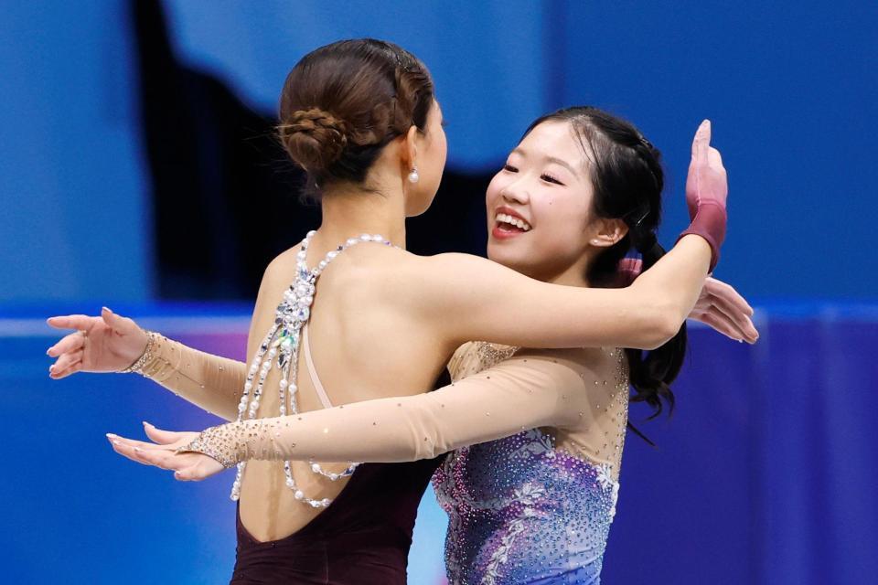 女子の表彰式で坂本花織（左）と抱き合う中井亜美＝ミラノ（共同）