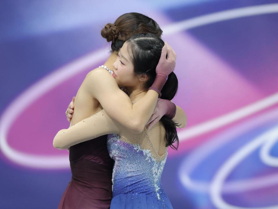 ミラノ・コルティナ五輪　メダルを獲得し、抱き合う中井亜美（手前）と坂本花織＝ミラノアイススケートアリーナ（撮影・吉澤敬太）