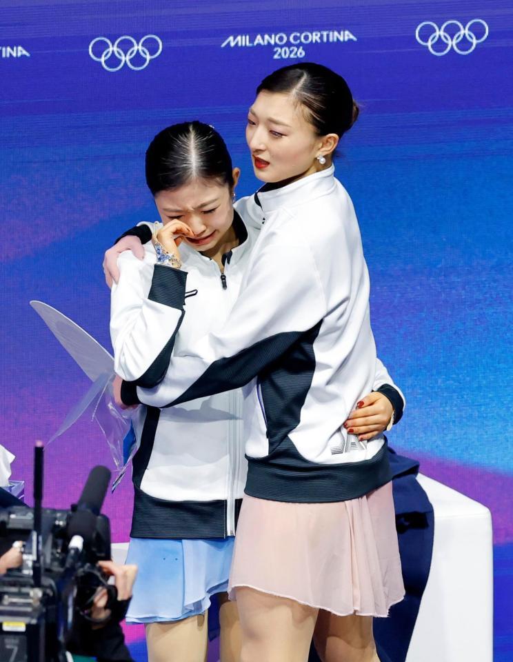 女子フリーの演技を終え、千葉百音（左）を抱き締める坂本花織＝ミラノ（共同）