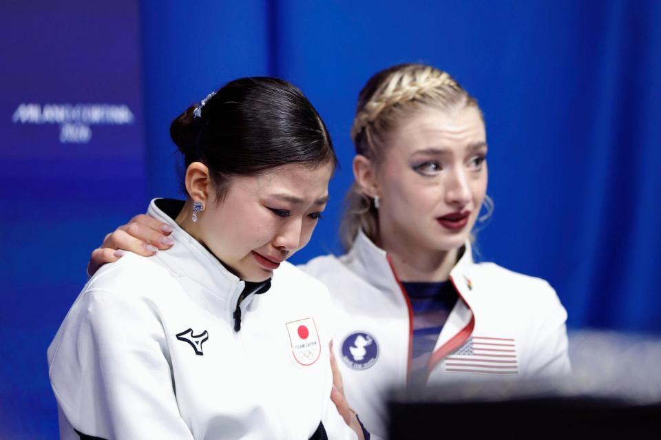 涙ぐみながら女子の順位確定を待つ千葉百音。右はアンバー・グレン＝ミラノ（共同）
