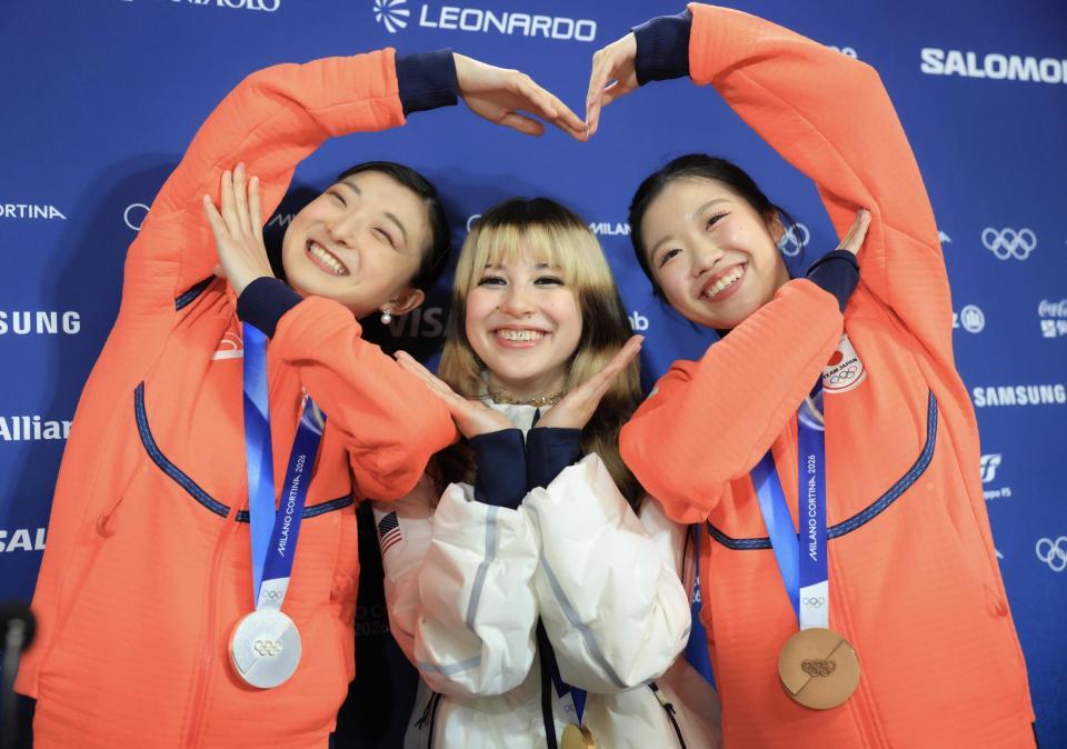 ミラノ・コルティナ五輪　全員でハートマークを作る（左から）坂本花織、アリサ・リュウ、中井亜美＝ミラノアイススケートアリーナ（撮影・吉澤敬太）