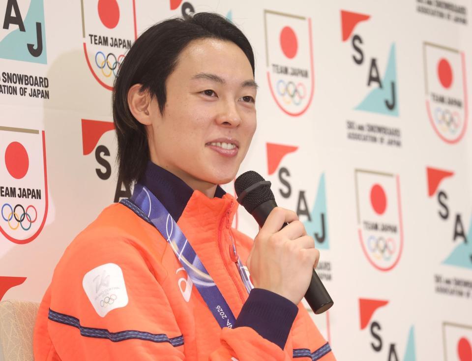 会見する小林陵侑（撮影・石井剣太郎）