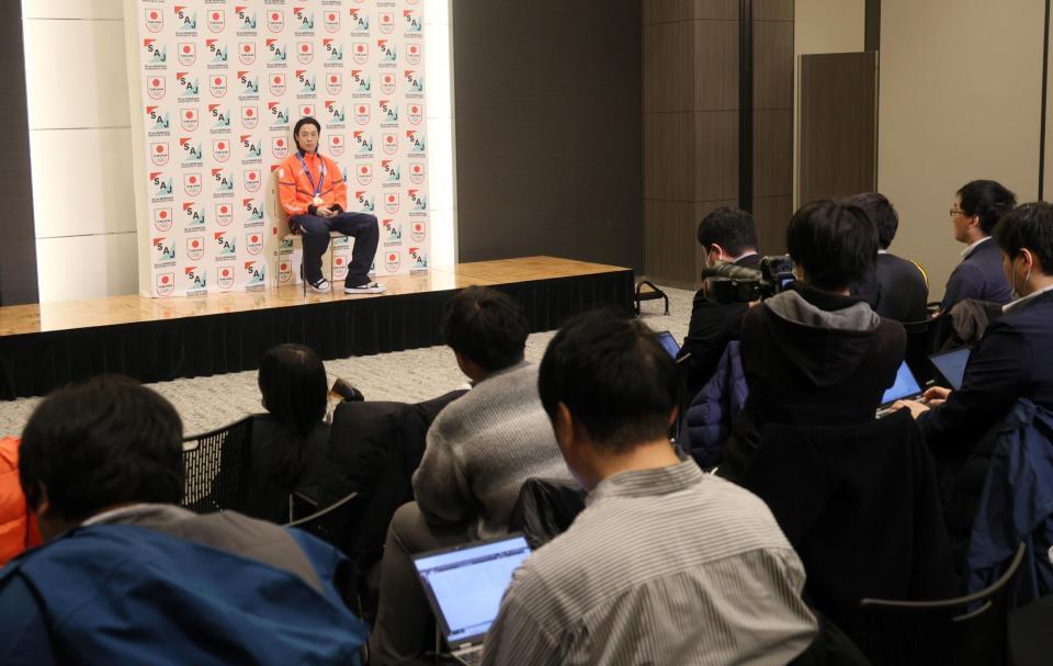 会見する小林陵侑（撮影・石井剣太郎）