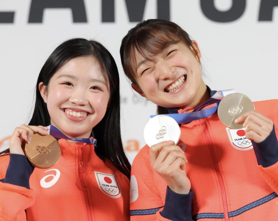 　笑顔でメダルを披露する中井亜美（左）と坂本花織（撮影・吉澤敬太）