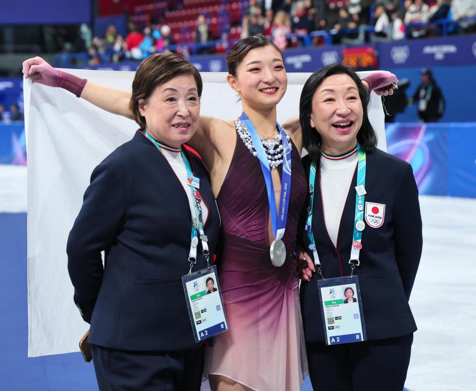 女子で銀メダルを獲得し中野園子コーチ（左）、グレアム充子コーチ㊨と笑顔の坂本花織