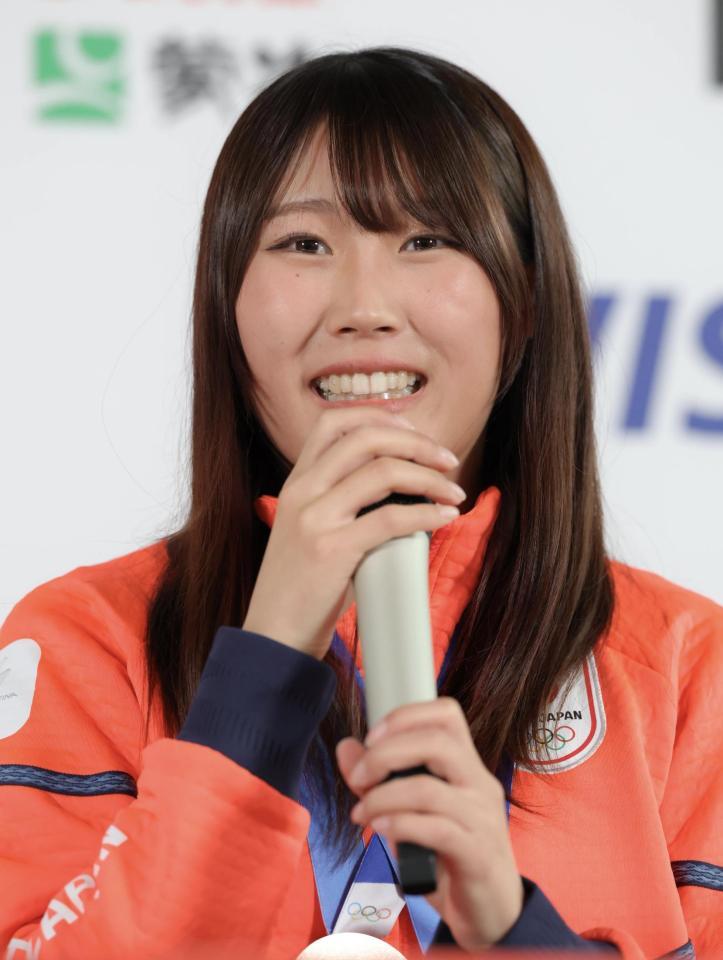 　会見する村瀬心椛（撮影・吉澤敬太）