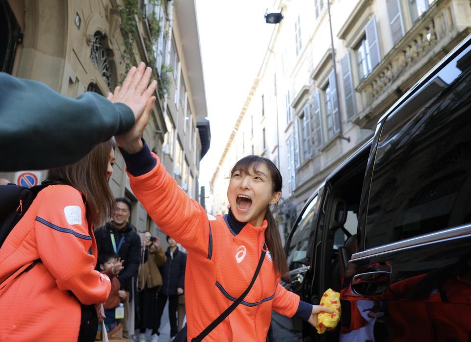 　出迎えた人たちと笑顔でタッチを交わす坂本花織（撮影・吉澤敬太）