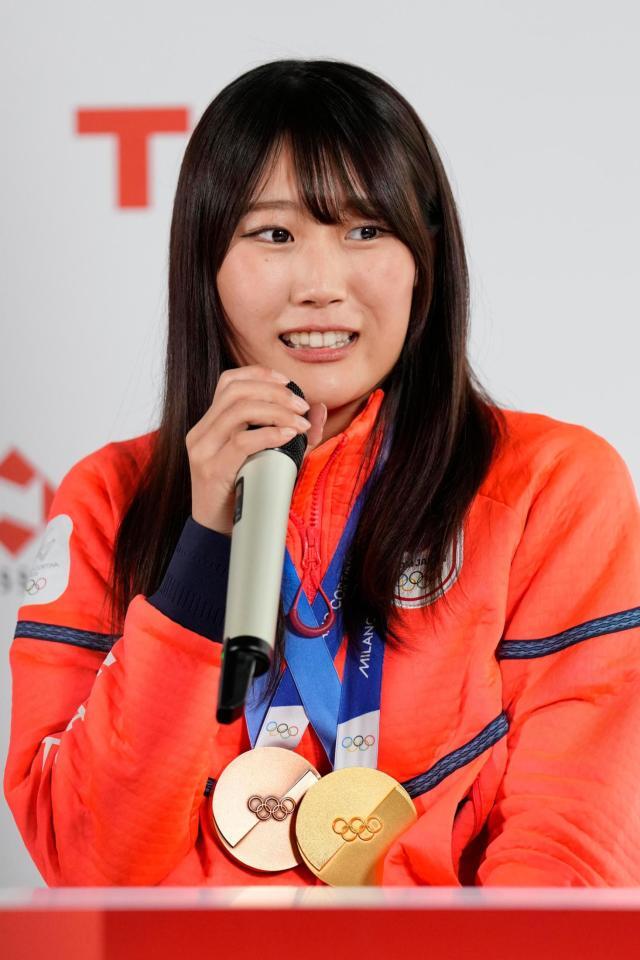 　金と銅のメダルを胸に記者会見するスノーボード女子の村瀬心椛（共同）