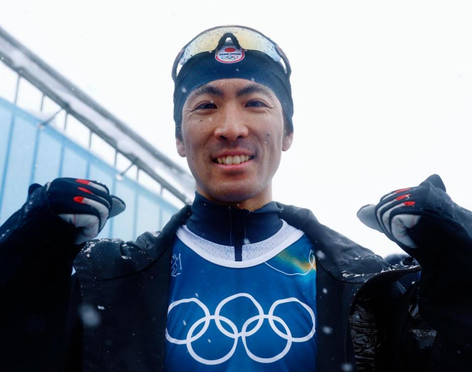 男子団体スプリントの競技を終え、ポーズをとる渡部暁斗＝１９日