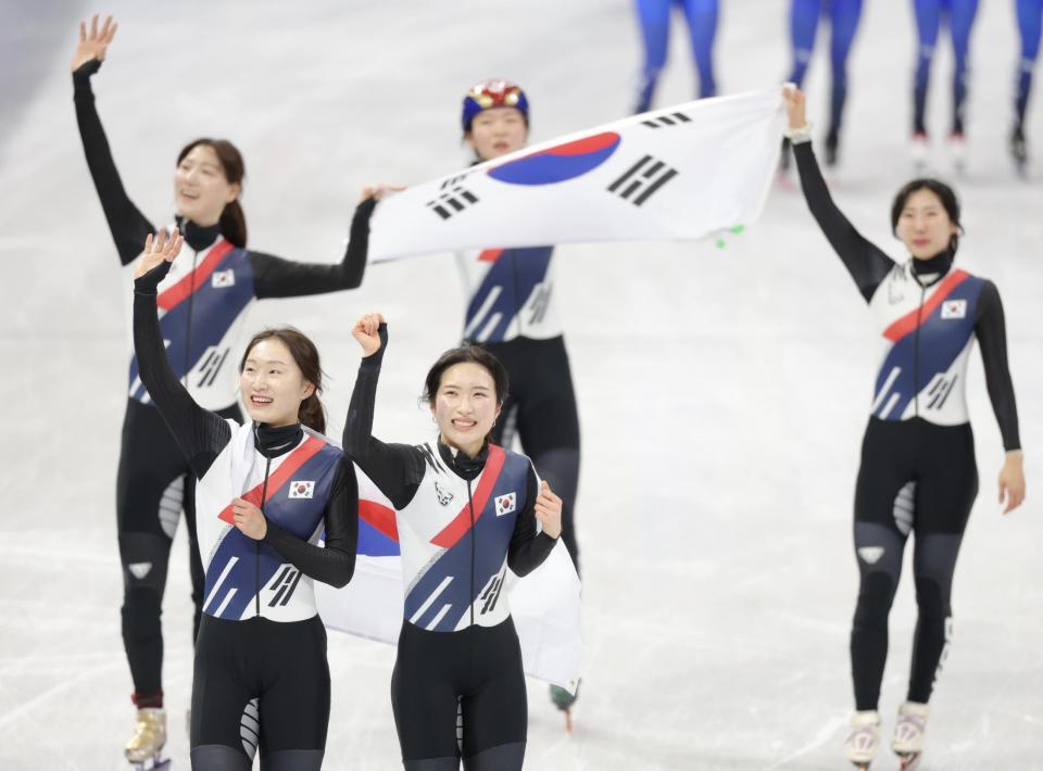 　女子ショートトラック3000メートルリレーで金メダルを獲得した韓国チーム＝１８日
