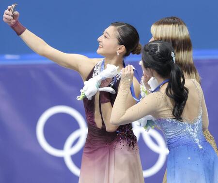 笑顔で自撮りをする（左から）坂本花織、アリサ・リュウ、中井亜美（撮影・吉澤敬太）