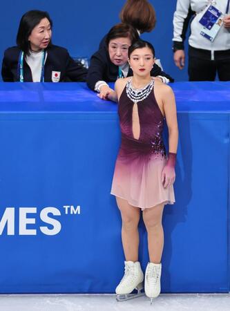 　中野園子コーチ（中央左）の言葉に耳を傾け演技に臨む坂本花織