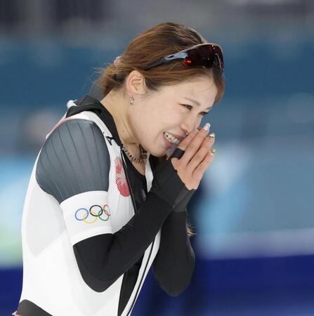 レース後、手を合わせる佐藤綾乃（撮影・吉澤敬太）