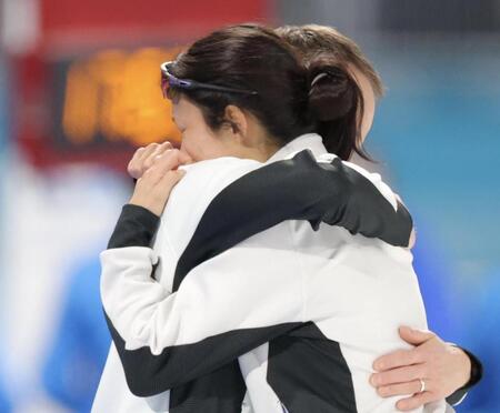 レース後、コーチと抱き合い涙する高木美帆（手前）＝（撮影・吉澤敬太）