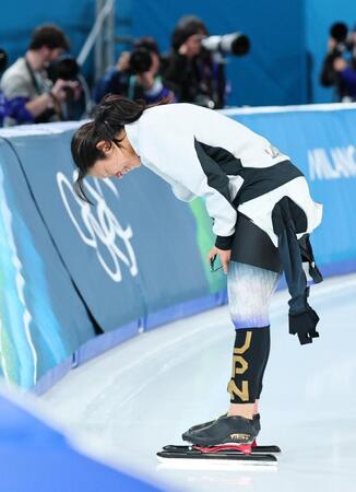 滑走を終えスタンドに一礼する高木美帆