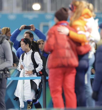 表彰台の選手たちを横目に氷を離れる高木美帆（撮影・吉澤敬太）