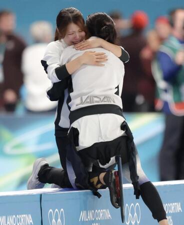 レースを終えた高木美帆（手前）と抱き合い涙する佐藤綾乃（撮影・吉澤敬太）