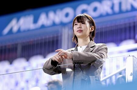 　女子１５００メートルのレース会場に姿を見せた高木菜那さん＝ミラノ（共同）