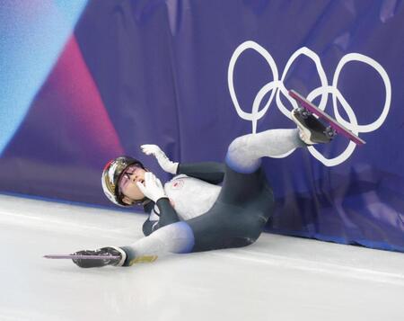 転倒し壁にぶつかる中島未莉（撮影・吉澤敬太）