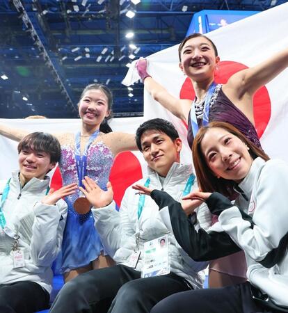 笑顔で記念写真に納まる（後列右から）女子で銀メダルを獲得した坂本花織、銅メダルの中井亜美と（前列右から）ペアの三浦璃来、木原龍一組、男子の鍵山優真