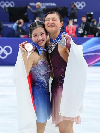 笑顔でメダルを掲げる銀メダルの坂本花織（右）と銅メダルの中井亜美